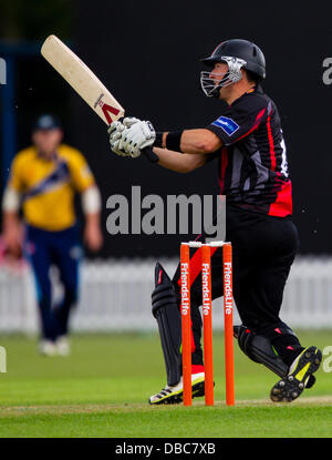 Leicester, UK. Sonntag, 28. Juli 2013.  Leicestershire von Greg Smith zieht den Ball für vier Personen. Aktion von FriendsLife t20 Nordgruppe Cricket match zwischen Leicestershire Foxes und Yorkshire Wikinger. Bildnachweis: Graham Wilson/Alamy Live-Nachrichten Stockfoto