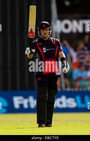 Leicester, UK. Sonntag, 28. Juli 2013.  Josh Cobb erkennt sein halbes Jahrhundert, das zur gleichen Zeit kam, dass er die gewinnende läuft getroffen.  Aktion von FriendsLife t20 Nordgruppe Cricket match zwischen Leicestershire Foxes und Yorkshire Wikinger. Bildnachweis: Graham Wilson/Alamy Live-Nachrichten Stockfoto