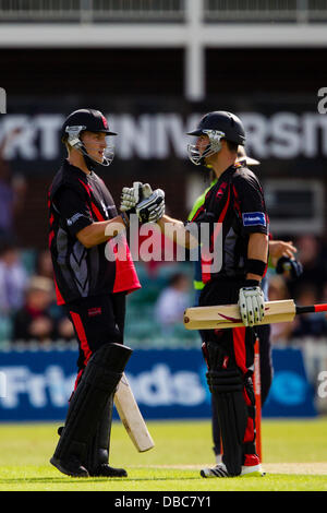 Leicester, UK. Sonntag, 28. Juli 2013.  Josh Cobb und Greg Smith feiern das Match zu gewinnen. Aktion von FriendsLife t20 Nordgruppe Cricket match zwischen Leicestershire Foxes und Yorkshire Wikinger. Bildnachweis: Graham Wilson/Alamy Live-Nachrichten Stockfoto