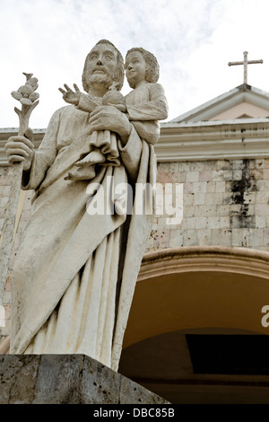 Statue vor einer Kirche in Tagbilaran auf Bohol Island, Philippinen Stockfoto