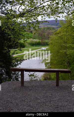 Einsamer Wohnmobil Parkplatz Formular Holzsitz über des Flusses Wharfe in Bolton Abbey auf dem Dales so Long Distance Fußweg Stockfoto