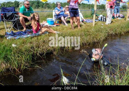 Dungannon, Nordirland, 28. Juli 2013 - ein männlichen Konkurrenten klatschten und von Zuschauern bejubelt, als er kämpft, um den Kurs bei der 2013 Nordirland Bog Schnorcheln Meisterschaft Credit zu beenden: Stephen Barnes/Alamy Live News Stockfoto