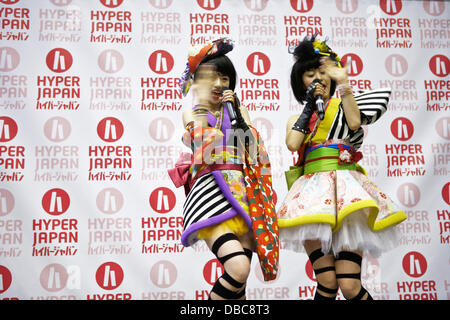 Earls Court, London UK. 27. Juli 2013. Yanakiku, die japanische Popkultur vertreten, führen Sie live auf der Bühne Hyper Japan. Bildnachweis: Tony Farrugia/Alamy Live-Nachrichten Stockfoto