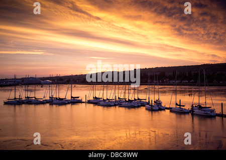 Boote vertäut am Sonnenuntergang Port Solent Stockfoto