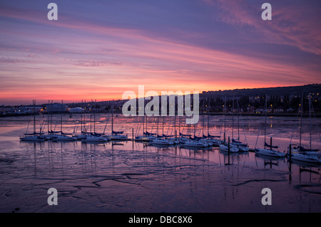 Dämmerung am Port Solent, Yachten vertäut am Steg Stockfoto