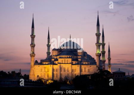 Die blaue Moschee in Istanbul in der Abenddämmerung Stockfoto