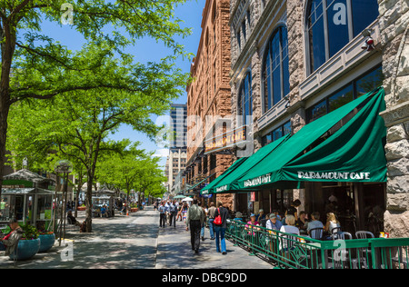 Straßencafé in der Fußgängerzone 16th Street Mall in der Innenstadt von Denver, Colorado, USA Stockfoto