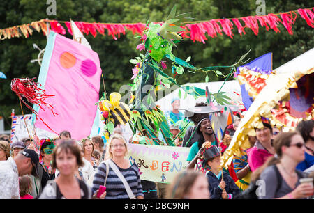 Malmesbury, Großbritannien. 28. Juli 2013. Menschen nehmen an der Prozession durch WOMAD Festival in Charlton Park in der Nähe von Malmesbury in Wiltshire. Die World Music Festival zieht fast 40.000 Menschen, die ländliche Lage. Bildnachweis: Adam Gasson/Alamy Live-Nachrichten Stockfoto