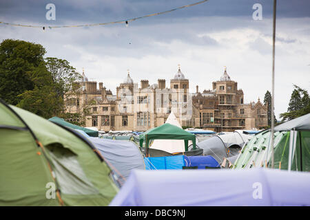 Malmesbury, Großbritannien. 28. Juli 2013. Charlton Park House, Heimat des Earl of Suffolk, Heimat des WOMAD Festival in Charlton Park in der Nähe von Malmesbury in Wiltshire. Die World Music Festival zieht fast 40.000 Menschen, die ländliche Lage. Bildnachweis: Adam Gasson/Alamy Live-Nachrichten Stockfoto