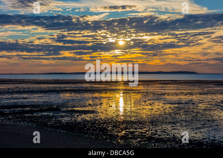 Whitstable Sonnenuntergang Blick über der Senke-Mündung auf der Isle of Sheppey - Creative Stockfoto