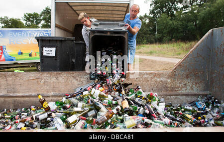 Malmesbury, Großbritannien. 28. Juli 2013. Mitarbeiter-Tipp aus Glas für das recycling beim WOMAD-Festival in Charlton Park in der Nähe von Malmesbury in Wiltshire. Die World Music Festival zieht fast 40.000 Menschen, die ländliche Lage. Bildnachweis: Adam Gasson/Alamy Live-Nachrichten Stockfoto