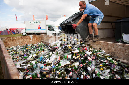 Malmesbury, Großbritannien. 28. Juli 2013. Mitarbeiter-Tipp aus Glas für das recycling beim WOMAD-Festival in Charlton Park in der Nähe von Malmesbury in Wiltshire. Die World Music Festival zieht fast 40.000 Menschen, die ländliche Lage. Bildnachweis: Adam Gasson/Alamy Live-Nachrichten Stockfoto