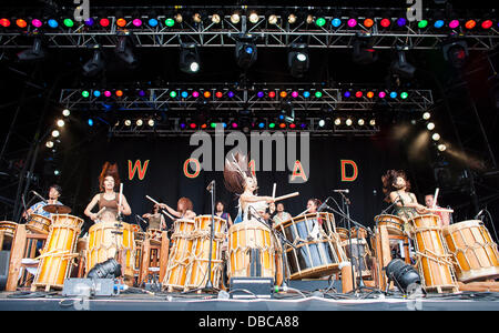 Malmesbury, Großbritannien. 28. Juli 2013. GOCOO, eine Gruppe von japanischen Taiko-Trommler, führen beim WOMAD-Festival in Charlton Park in der Nähe von Malmesbury in Wiltshire. Die World Music Festival zieht fast 40.000 Menschen, die ländliche Lage. Bildnachweis: Adam Gasson/Alamy Live-Nachrichten Stockfoto