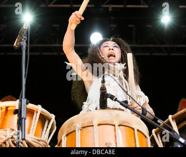 Malmesbury, Großbritannien. 28. Juli 2013. GOCOO, eine Gruppe von japanischen Taiko-Trommler, führen beim WOMAD-Festival in Charlton Park in der Nähe von Malmesbury in Wiltshire. Die World Music Festival zieht fast 40.000 Menschen, die ländliche Lage. Bildnachweis: Adam Gasson/Alamy Live-Nachrichten Stockfoto