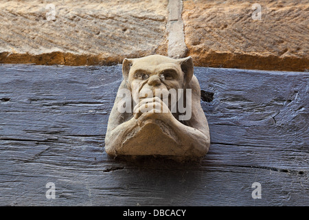 Wasserspeier an einer Außenwand montiert Stockfoto