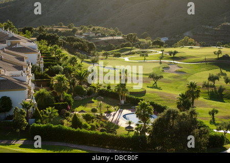 18 Loch-Golfplatz, Alhaurin Golf Resort, umgeben von Mehrfamilienhäusern, Malaga, Spanien. Stockfoto