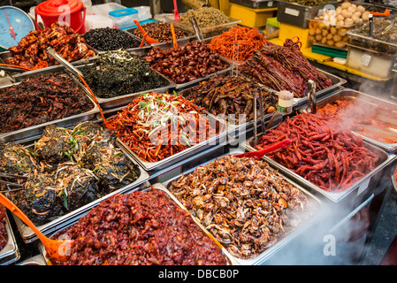 Essen auf dem Display an Gwangjang Markt in Seoul, Südkorea. Stockfoto