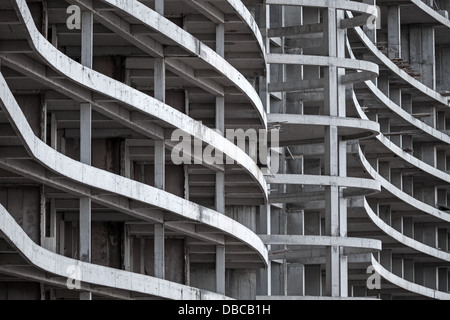 Abstrakte moderne Architektur-Fragment mit Betonböden und Wände im Bau Stockfoto