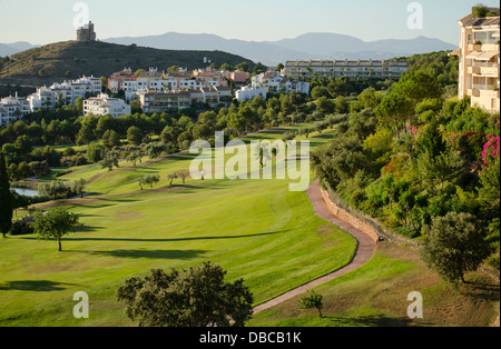 18 Loch-Golfplatz, Alhaurin Golf Resort, umgeben von Mehrfamilienhäusern, Malaga, Spanien. Stockfoto