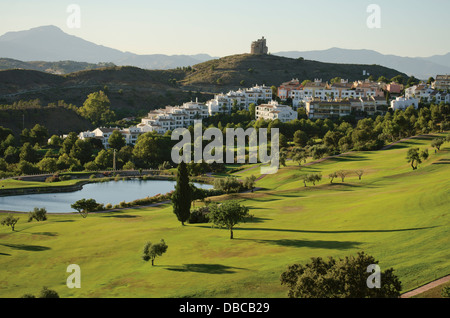 18 Loch-Golfplatz, Alhaurin Golf Resort, umgeben von Mehrfamilienhäusern, Malaga, Spanien. Stockfoto