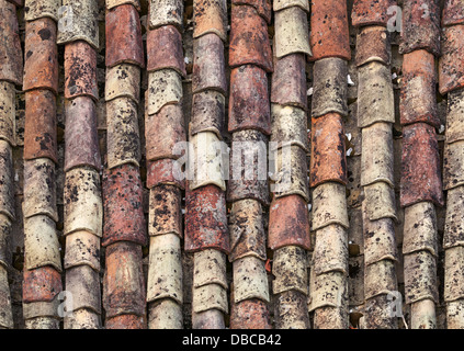 Alte rote Ziegel Dach Hintergrundtextur Stockfoto