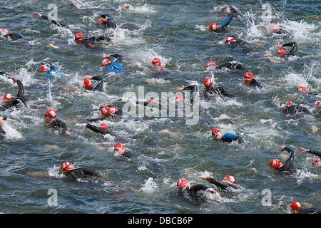 Excel Centre, London, Großbritannien. 28. Juli 2013. Virgin Active London Triathlon, die größte in der Welt angezogen 13000 Konkurrenten über die zwei Tage des Wettbewerbs. Bildnachweis: Jonathan Tennant/Alamy Live-Nachrichten Stockfoto