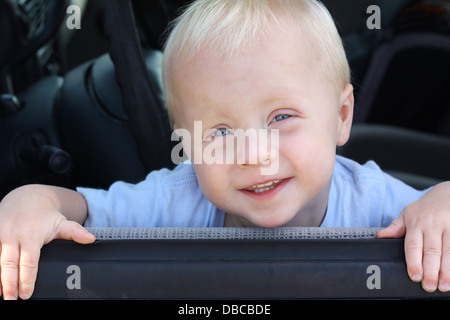 ein süß lächelnden Baby seinen Kopf ragte ein van-Fenster Stockfoto