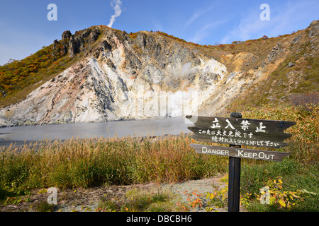 Mt. Hiyori erhebt sich über den Oyunuma See im Höllental, Noboribetsu, Hokkaido, Japan. Stockfoto