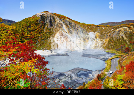 Mt. Hiyori erhebt sich über den Oyunuma See im Höllental, Noboribetsu, Hokkaido, Japan. Stockfoto