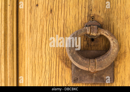 Tür klopfen an eine gelbe Holztür Stockfoto