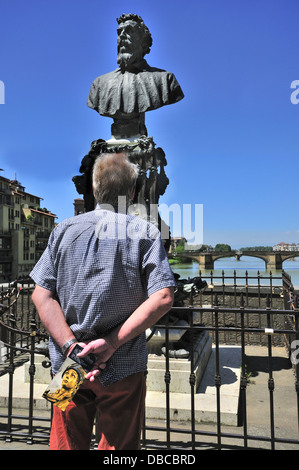 Touristen auf einen Rundgang durch Florenz der Renaissance stoppt bei Statue auf darüber nachzudenken, die auf der Ponte Vecchio Stockfoto