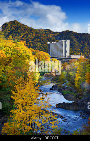 Toyohira River fließt in Jozankei, Hokkaido, Japan. Stockfoto