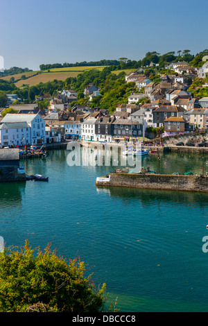 Häuser auf der Landzunge, die rund um den alten Fischerhafen, Mevagissey, Cornwall, England, UK, Europa Stockfoto