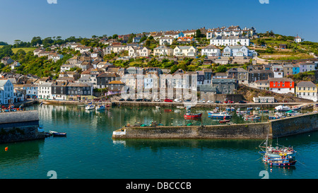 Häuser auf der Landzunge, die rund um den alten Fischerhafen, Mevagissey, Cornwall, England, UK, Europa Stockfoto