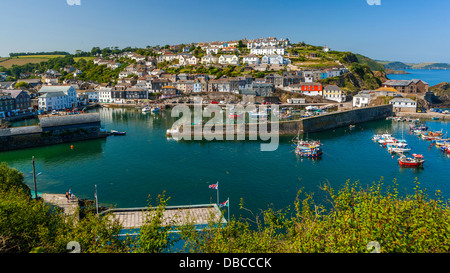 Häuser auf der Landzunge, die rund um den alten Fischerhafen, Mevagissey, Cornwall, England, UK, Europa Stockfoto