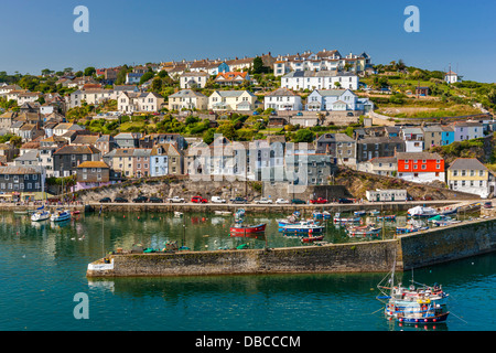 Häuser auf der Landzunge, die rund um den alten Fischerhafen, Mevagissey, Cornwall, England, UK, Europa Stockfoto