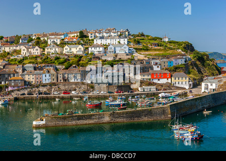 Häuser auf der Landzunge, die rund um den alten Fischerhafen, Mevagissey, Cornwall, England, UK, Europa Stockfoto