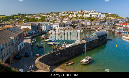 Häuser auf der Landzunge, die rund um den alten Fischerhafen, Mevagissey, Cornwall, England, UK, Europa Stockfoto