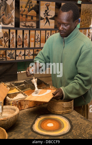 Mali-senegalesische Künstler Boubacar Dia zeigt seine Sand-Maltechnik. Goree Island, Dakar, Senegal. Stockfoto