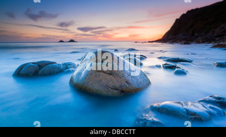 Sonnenuntergang über der Porth Nanven, einer felsigen Bucht in der Nähe von Endland, Cornwall, England, Vereinigtes Königreich, Europa Stockfoto