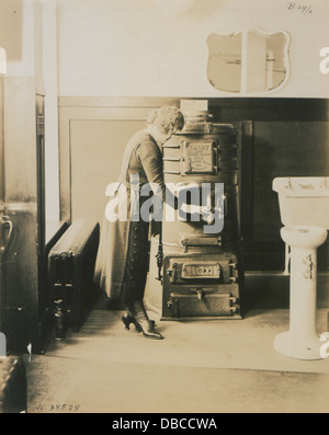 Dieses Foto zeigt ein lebendiges Modell mit Sanitäranlagen, wahrscheinlich für kommerzielle oder pädagogische Zwecke, die die Verwendung von Sanitäranlagen im täglichen Leben hervorheben. Stockfoto