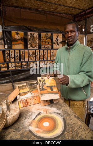 Mali-senegalesische Künstler Boubacar Dia zeigt seine Sand-Maltechnik. Goree Island, Dakar, Senegal. Stockfoto