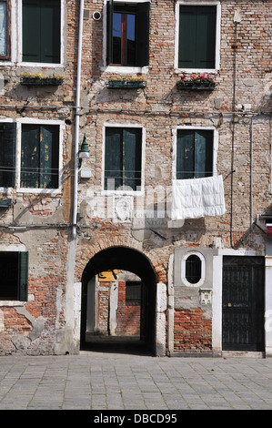 Typisches altes Haus in Venedig mit Daunendecke, die draußen hing Waschlinie im Quadrat - Italien Stockfoto