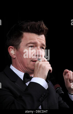 South Shields, Großbritannien. 28. Juli 2013. Rick Astley führt auf dem South Tyneside Summer Festival. Das gratis-Festival findet im Bents Park in South Shields. Bildnachweis: whyeyephotography.com/Alamy Live News Stockfoto