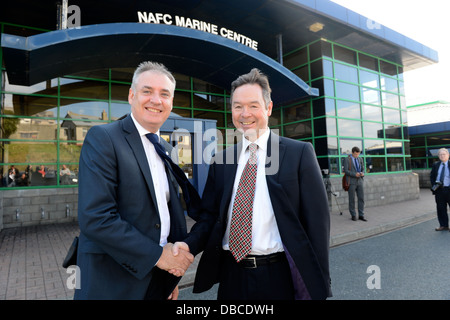 Richard Lochhead mit North Atlantic Fischerei College Direktor Willie Shannon schottischen Kabinett Shetland Schottland Sommer 2013 Stockfoto