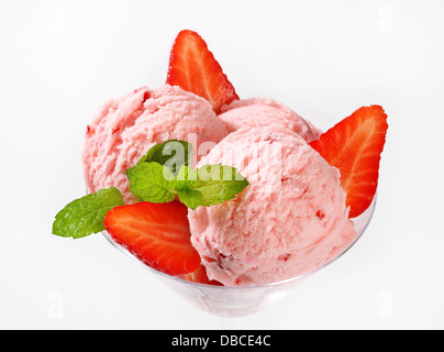 Eis mit frischen Erdbeeren in einem Dessert-Glas Stockfoto