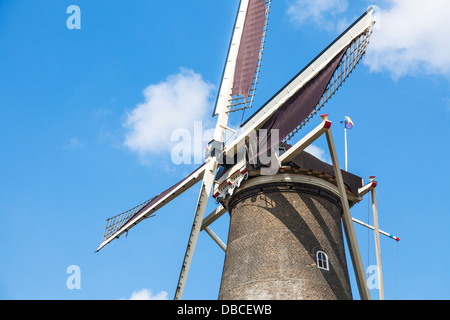 Molen de Valk Windmühle (erbaut 1743) in der niederländischen Universitätsstadt Leiden, heute ein museum Stockfoto