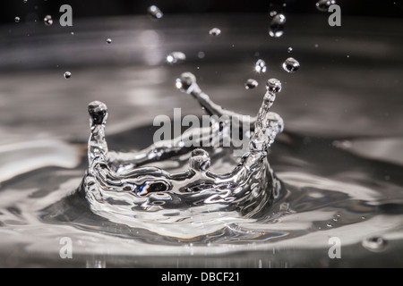 Tropfen Spritzwasser in Form einer Krone oder Coronet erfasst Nahaufnahme mit hoher Geschwindigkeit Stockfoto