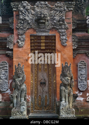 Bali Tempeltür mit traditionellen Steinmetzarbeiten Stockfoto