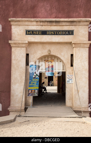 Eingang zum Franzosen errichtet (1850) Fort Estrees, jetzt das Geschichtsmuseum IFAN, Goree Island, Senegal. Stockfoto